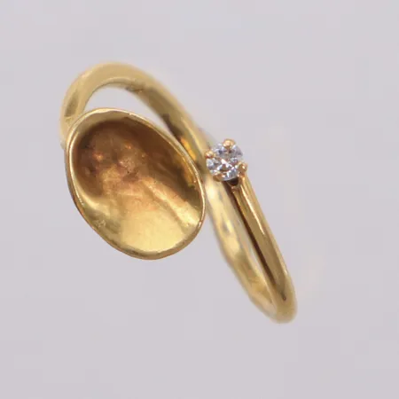 Ring med diamant 1xca0,03ct, stl 14½, bredd 1,3-8,5mm, skev, 18K  Vikt: 1,8 g