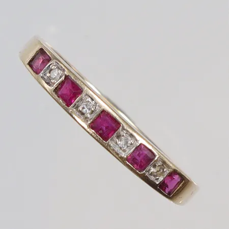 Ring med diamanter 4xca0,01ct samt röda stenar stl 18 bredd 1,5-2,5mm 14K Vikt: 1,7 g