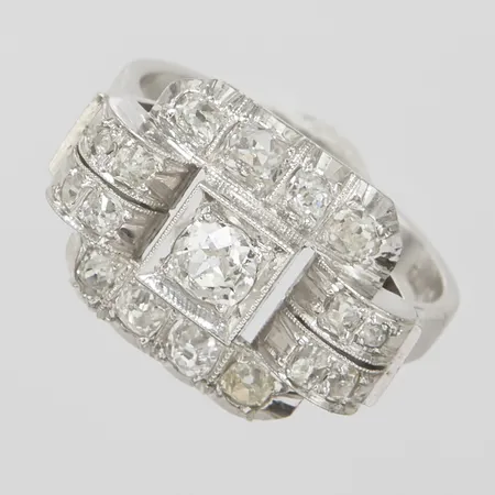 Ring, gammalslipade diamanter 1 x ca 0,20ct + 8 x ca 0,04-0,05ct + ca 0,01-0,02ct, stl 16, bredd 2-12,5mm, naggade stenar, vitguld, 14K Vikt: 4,3 g