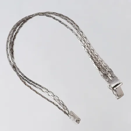 Armband treradigt, längd 18,5cm, bredd 8,5mm, silver 835/1000.  Vikt: 19,1 g