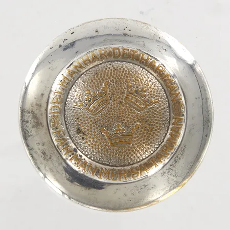 Dosa/Snusdosa, nysilver, Ø65mm, med text "Det man har det har man, det man får det tar man", 1918/1919, svag förgyllning upptill
