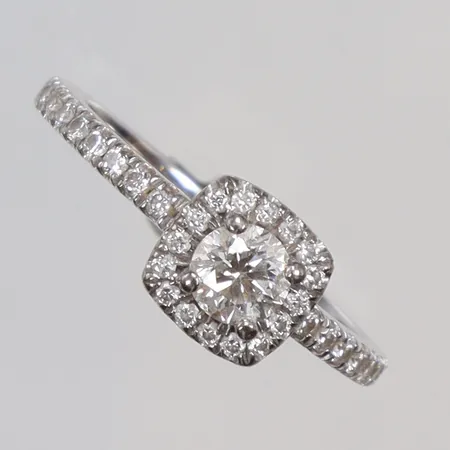 Ring med diamanter totalt 1 x ca 0,25ct, 35x0,01ct, stl ca 15½, bredd 1,5-5mm, vitguld,GHA, 18K Vikt: 2,7 g