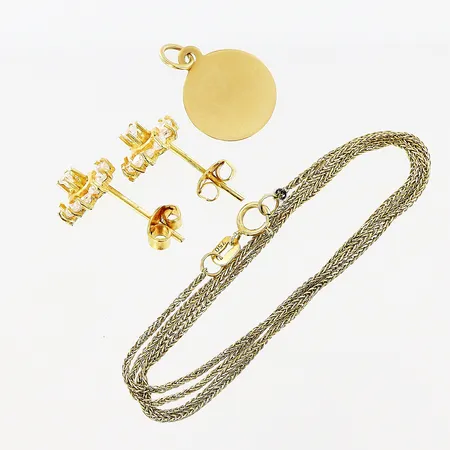 1 hänge, 1 par örhängen, 1 kedja, vita stenar, gravyr, skevheter, 18K. Bruttovikt: 4,3gram.  Vikt: 4,3 g