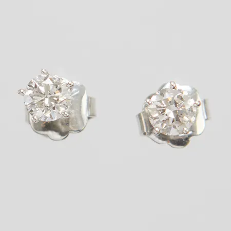 Ett par örhängen, briljantslipade diamanter 2 x ca 0,35ct, TW-W/SI, Ø 4,7mm, vitguld, 18K Vikt: 1,3 g