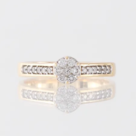 Ring med diamanter på totalt 0.23 ct enligt inskription, Guldfynd AB, storlek 16 mm, bredd 2.7-5.2 mm, 18k. Vikt: 3,2 g