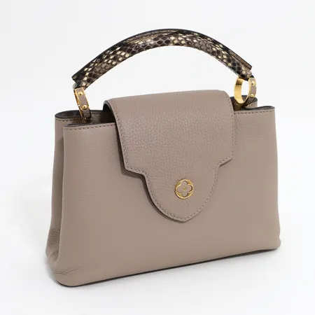 Väska, Louis Vuitton Capucines BB, 2018, beige läder med handtag i Pytonläder, beslag i guldfärgad metall, justerbar axelrem, invändigt två fack, foder i brunt läder, dustbag samt Merchandise Sales Certificate, märkt Louis Vuitton Paris made in France, ca 27 x 18 x 9 cm, fint, smärre bruksskick. Nypris ca 75.000 sek. Skickas enbart inom EU. 