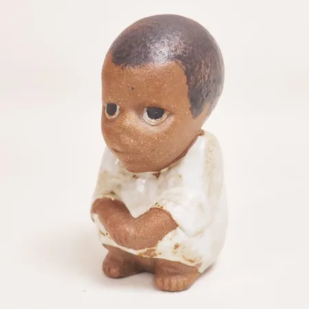 Figurin Syd, ur serien Alla världens barn, formgivare Lisa Larson för Gustavsberg, höjd 11cm, glasyr ojämnheter, stengods.