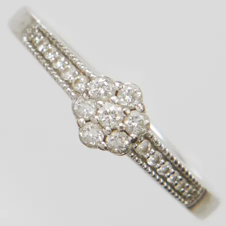 Ring, diamanter 19 x ca 0,005ct-0,02ct, stl 16½, bredd 2-5,3mm, GHA, vitguld, 18K Vikt: 2,8 g