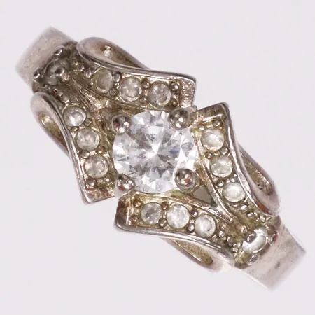 Ring, vita stenar, stl 18, bredd 2,6-10mm, silver 925/1000 Vikt: 3,9 g