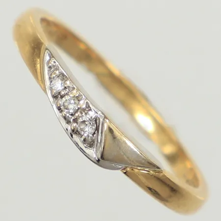 Ring med diamanter totalt 0,035ct, enligt gravyr, tvåtonad, stl 17, bredd 3,3mm, 18K Vikt: 2 g