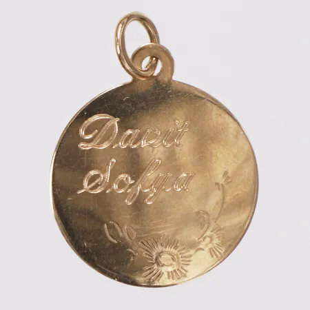 Hänge, längd 22mm inkl ögla, bredd 16mm, gravyr, 18K Vikt: 1 g