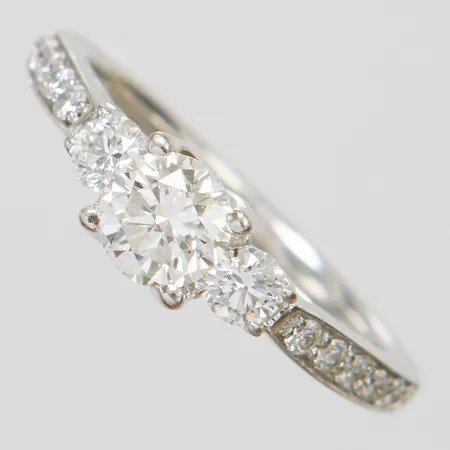 Ring, briljantslipade diamanter 1 x ca 0,60ct, TW/SI1 lasergraverad rondist Maple Leaf diamonds CMCO-159393, sidostenar briljantslipade diamanter 2 x ca0,10ct + 12 x ca0,02ct, stl 17¼, bredd 1,5-5,2mm, vitguld, 14K. Vikt: 3,8 g