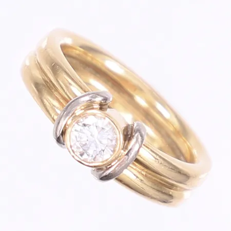 Ring med diamant totalt 1x0,36ct enligt gravyr, stl 16½, bredd 5mm, tvåfärgad, 18K Vikt: 8,4 g