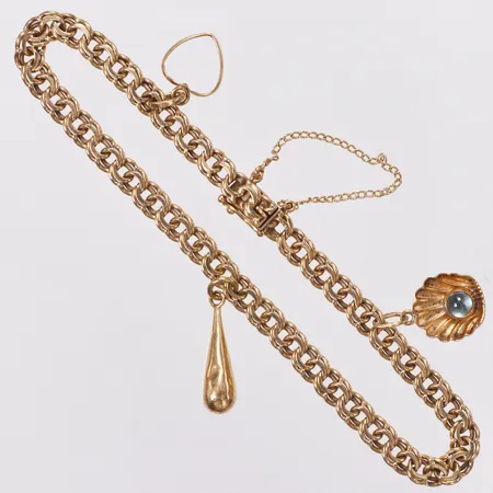 Armband, Bismarck, tre berlocker, längd ca18cm, bredd 4,6mm, Nordiska Juvelaktiebolaget, år 1955, säkerhetskedja, bucklig berlock, 18K  Vikt: 11,1 g