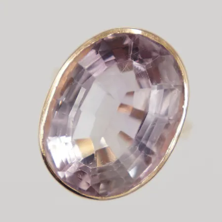 Ring med transparent rosa sten, stl 18¼, bredd 3-24,7mm, nagg, repor, 18K, Bruttovikt; 13g.