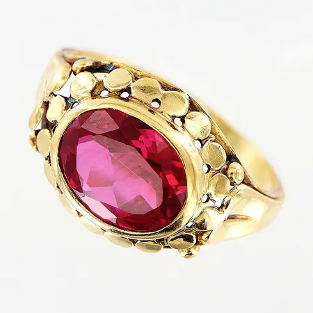 Ring, röd sten, stl 16½, bredd 1,5-11,5mm, 18K Vikt: 2,6 g