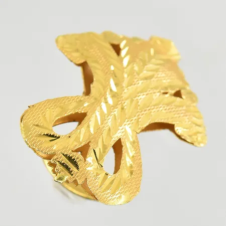 Ring, stl 15, bredd 28 mm, ojämn/skev, ställbar skena, 21K. Vikt: 4,8 g