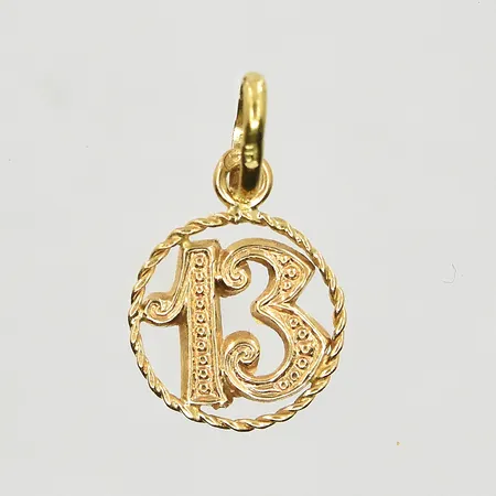 Hänge med siffrorna 13, längd 19 mm, Ø12 mm, 14K. Vikt: 0,7 g