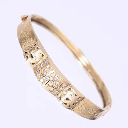 Armring med vita stenar, öppningsbar, mönstrad dekor, Ø58mm, bredd 4-11mm, bucklig, 18K Vikt: 8,9 g