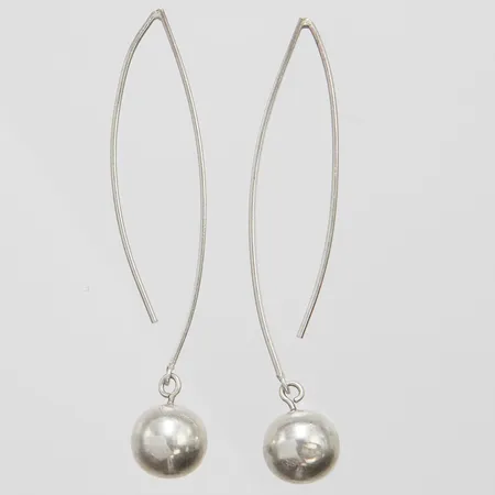 Ett par örhängen, längd ca 62mm, bredd 10mm, ostämplade Vikt: 4,1 g