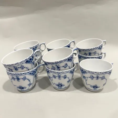 Kaffekoppar med fat, elva stycken, Musselmalet, halvblond, Royal Copenhagen, numrerad: 719, höjd ca 6,5cm, fat ca Ø12,5mm, porslin, två fat med mindre tillverkningsfel Vikt: 0 g Skickas med postpaket.