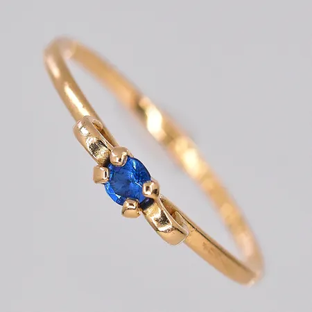 Ring med blå sten, stl 16¼, 18K Vikt: 0,7 g