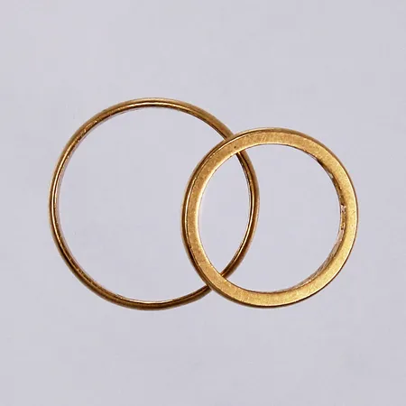 Två ringar, graverade, 23K  Vikt: 9,7 g