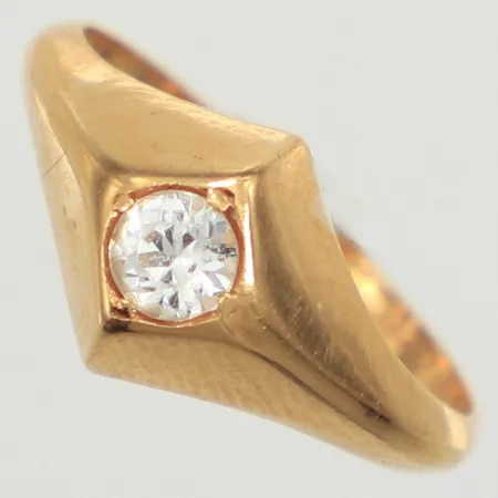 Ring med vit sten, stl 14¾, bredd 8,7mm, 18K Vikt: 1,6 g