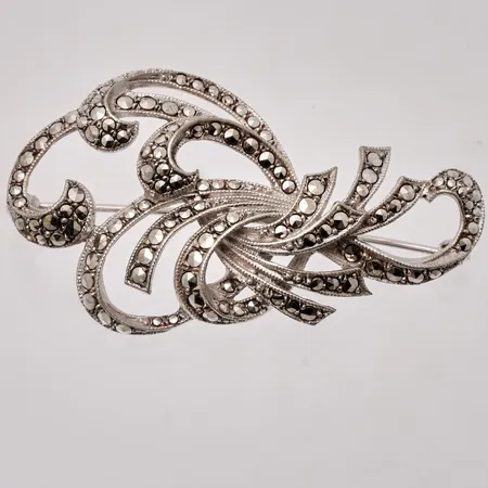 Brosch i silver, mått 31x55mm, markasiter, 830/1000, vikt 13,52g.