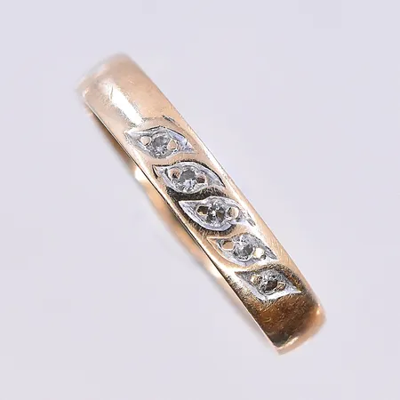 Ring med vita stenar, stl 16, bredd 3 mm, 18K. Vikt: 2,9 g