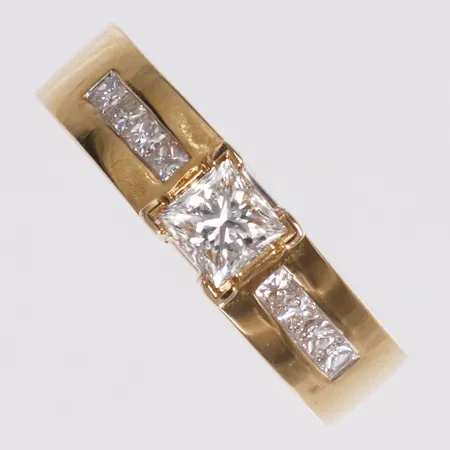 Ring med prinsesslipade diamanter ca0,80ct totalt, WSI enligt gravyr, stl 17, bredd 5-5,3mm, GHA, 18K  Vikt: 7,1 g
