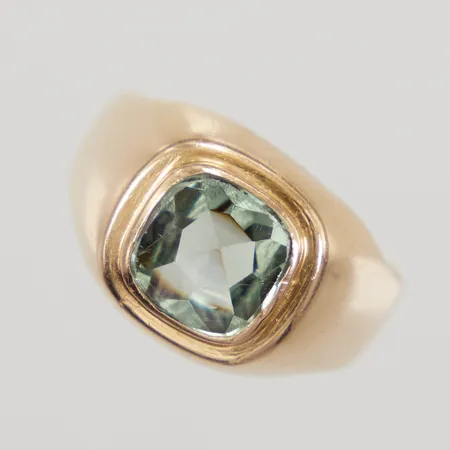 Ring med grön, stl 17¾, bredd 4,1-12,3mm, sten något lös i fattning, nagg, 18K,  Vikt: 5 g