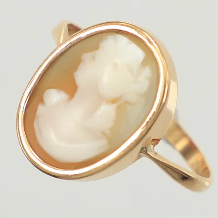 Ring med camé, stl 18¾, bredd 16mm, 18K Vikt: 2,3 g