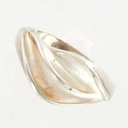 Ring stl 17, bredd: 3-10mm, silver 835/1000 Vikt: 4 g