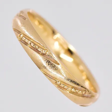 Ring, stl 18, bredd 3,5mm, graverad, 18K Vikt: 3,1 g