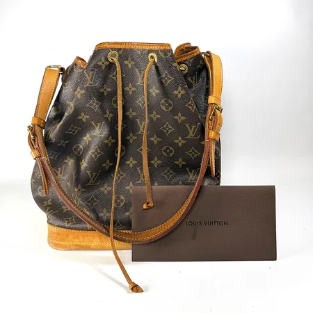 Väska Louis Vuitton Noé, monogramcanvas, Made in France, mått ca 34x38x18cm, justerbar axelrem, kraftigt slitage på läder, fodret med fläckar, inga tillbehör, kvitto från butiken på Birger Jarlsgatan i Stockholm daterat juli 2015