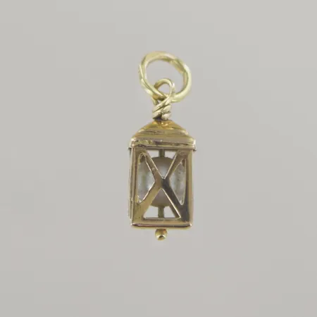 Hänge med pärla, längd 1,8 cm, bredd 0,6 cm, 18K Vikt: 1,4 g