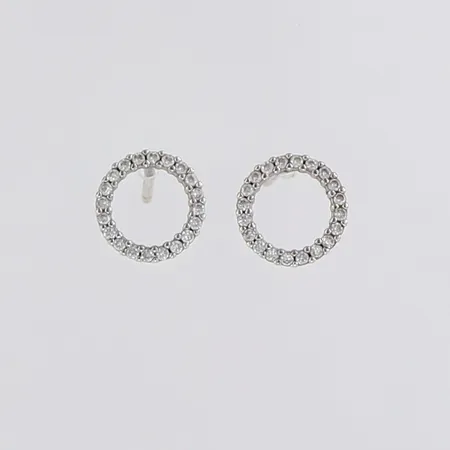 Ett par örhängen med vita stenar, Ø8,5mm, saknar snurrebussar, silver 925/1000.  Vikt: 0,8 g