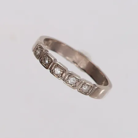 Ring med 8/8-slipade diamanter totalt 0,10ctv enligt gravyr, stl: 18, bredd 3mm, vitguld 18K.  Vikt: 3,4 g