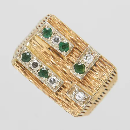 Klackring, smaragder samt åttkantslipade diamanter 5 x ca 0,03ct, stl 20, bredd 7-14mm, 14K Vikt: 18 g