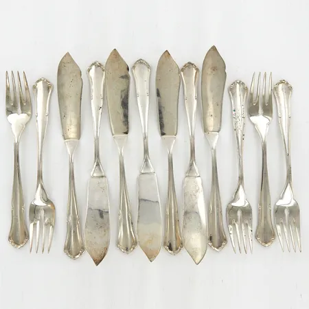 Fiskbestick, 7 knivar 21cm, 5 gafflar 18cm, modell Saga, silver 830/1000 Vikt: 528,1 g