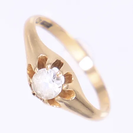 Ring med vit sten, stl 17¼, bredd 2-7mm, repig, 18K Bruttovikt: 2,7g