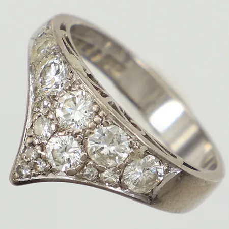 Ring med diamanter 7x 0,01ct, 2x 0,04ct, 4x 0,20ct, 1x 0,15ct, totalt 1,11ct enligt gravyr, stl 18¼, bredd 11,7mm, vitguld, 18K Vikt: 6,6 g