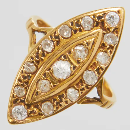 Ring med vita stenar, stl 16, bredd 1,8-23,7mm, bucklig, något skev skena, 21K Vikt: 3,3 g