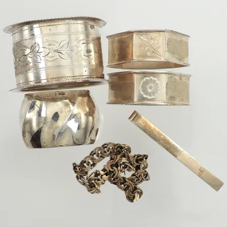 Diverse silver, defekt, gravyr, silver  Vikt: 77,8 g