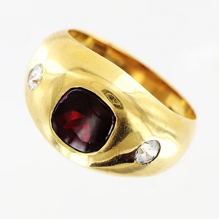 Ring, röd/vita stenar, stl 15¼, bredd 4-10mm, 18K.  Vikt: 4,8 g