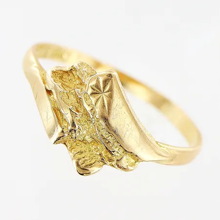 Ring, stl 16¾, bredd 1,5-9mm, något skev skena, 18K.  Vikt: 1,3 g