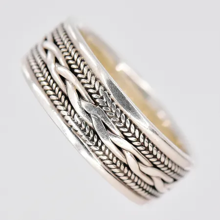 Ring, stl 20¼, bredd 8,4mm, silver 925/1000 Vikt: 8 g