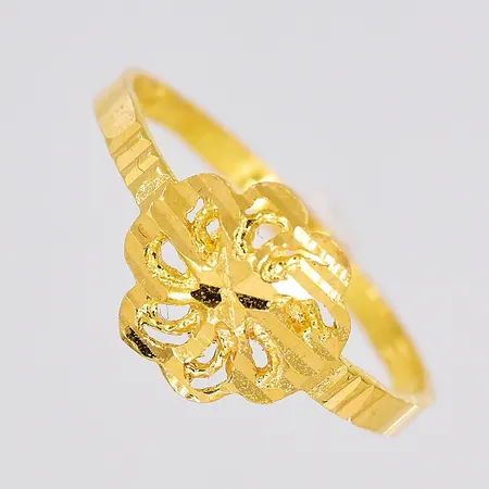 Ring, stl 15, bredd ovandel 7,8mm, 21K Vikt: 1 g