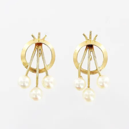 Ett par örhängen, odlade pärlor Ø3,5mm, skevt stift, 18K. Vikt: 1,9 g